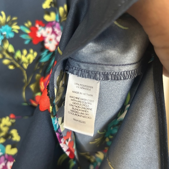 Express vintage Dark Floral V-Neck Blouse from the early 2000s - Picture 8 of 11